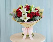 Букет цветов из:  Лилии и Розы в Великих Луках