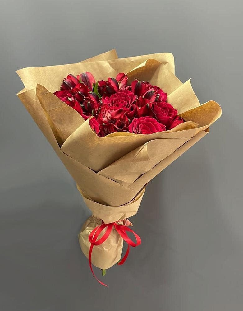 Букет цветов из: Альстромерии и Розы в Великих Луках