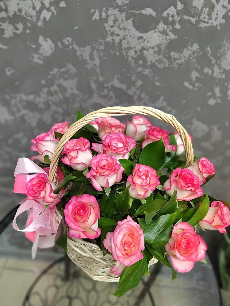 Цветочная композиция из Розы в корзине в Великих Луках