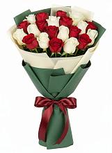 Букет Микс из красных и белых роз в Великих Луках