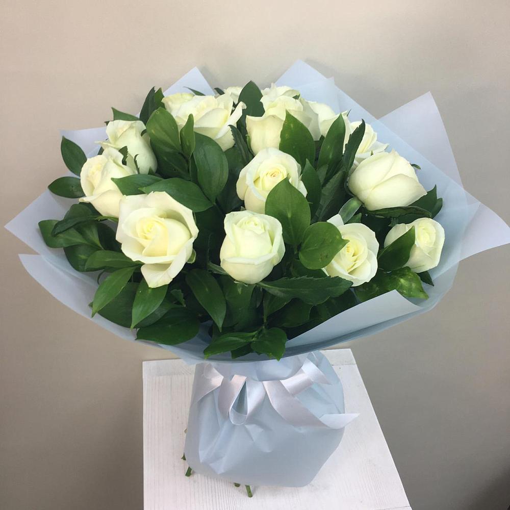 Букет 15 Белых роз Проуд в Великих Луках
