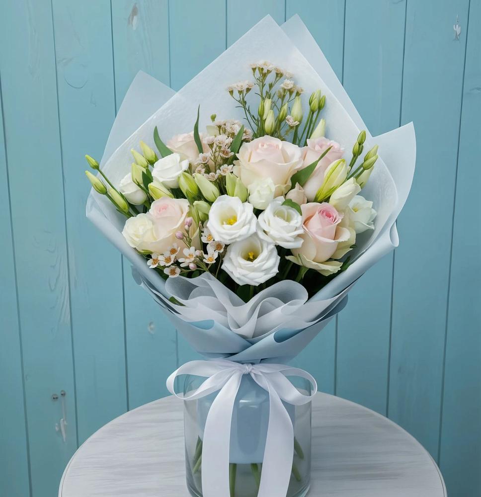 Букет цветов из: Розы и Лизиантусы в Великих Луках