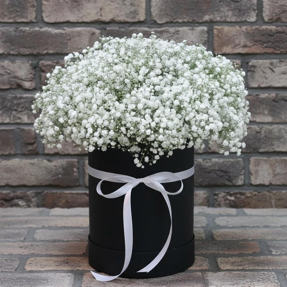 Цветочная композиция из Гипсофила в шляпной коробке в Великих Луках