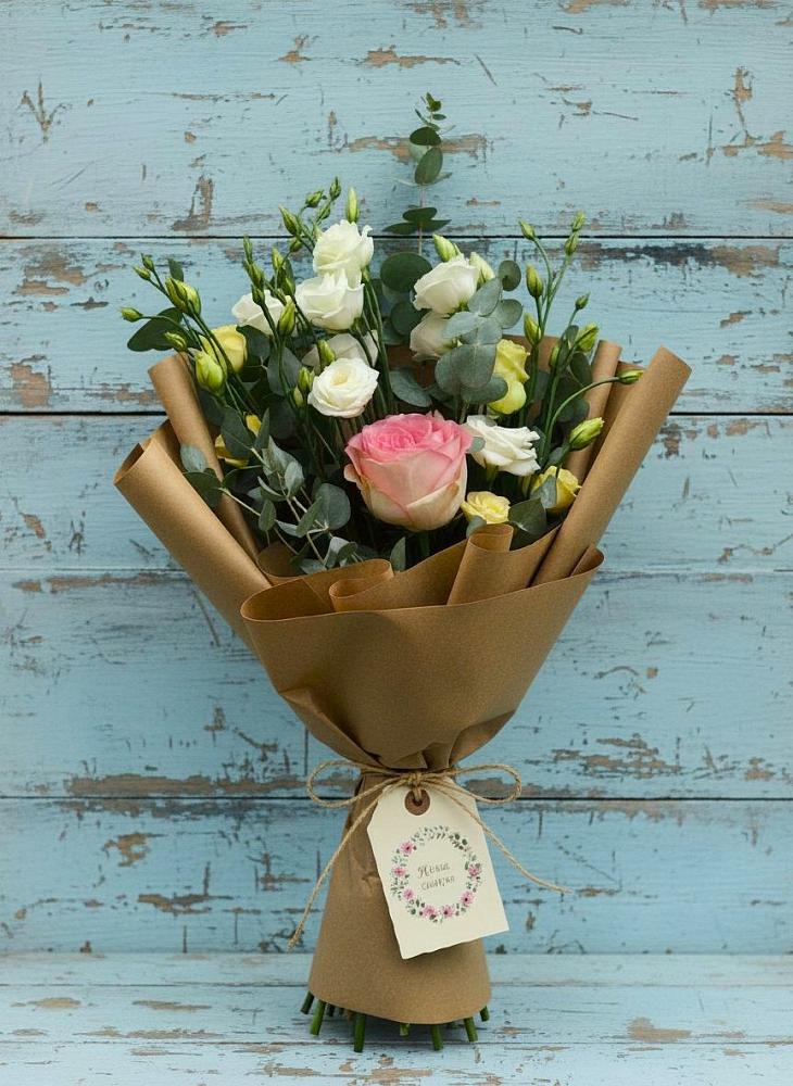 Букет цветов из: Розы и Лизиантусы в Великих Луках