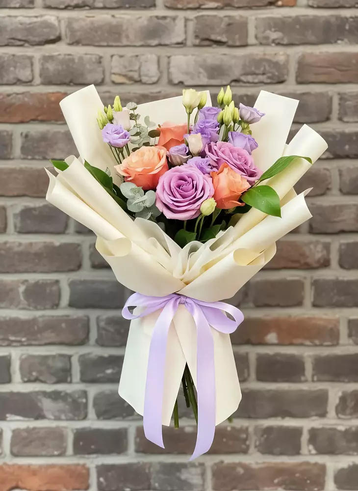 Букет цветов из: Лизиантусы и Розы в Великих Луках