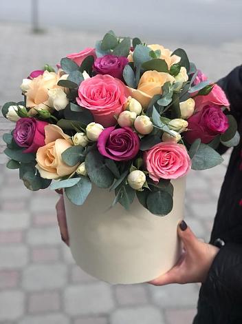Цветочная композиция из Розы в шляпной коробке в Великих Луках