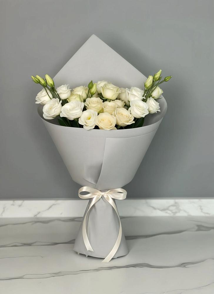 Букет цветов из: Розы и Лизиантусы в Великих Луках