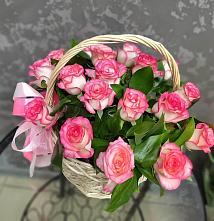 Цветочная композиция из Розы в корзине в Великих Луках