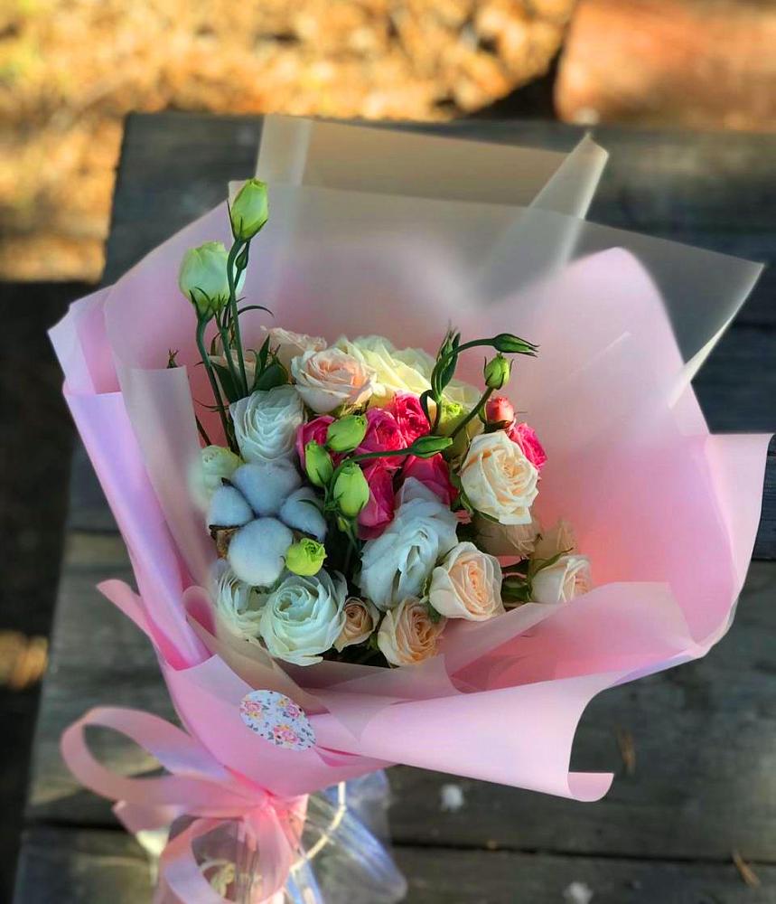 Букет цветов из: Розы и Лизиантусы в Великих Луках