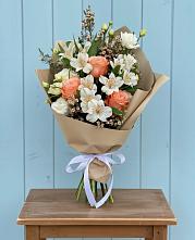 Букет цветов из:  Альстромерии, Лизиантусы, Розы и Хризантемы в Великих Луках