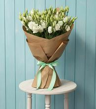 Букет цветов из:  Лизиантусы в Великих Луках