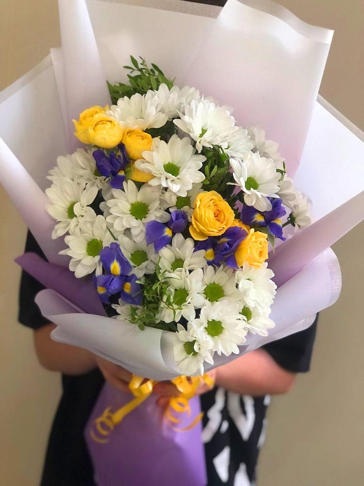 Букет цветов из: Ирисы, Хризантемы и Розы в Великих Луках