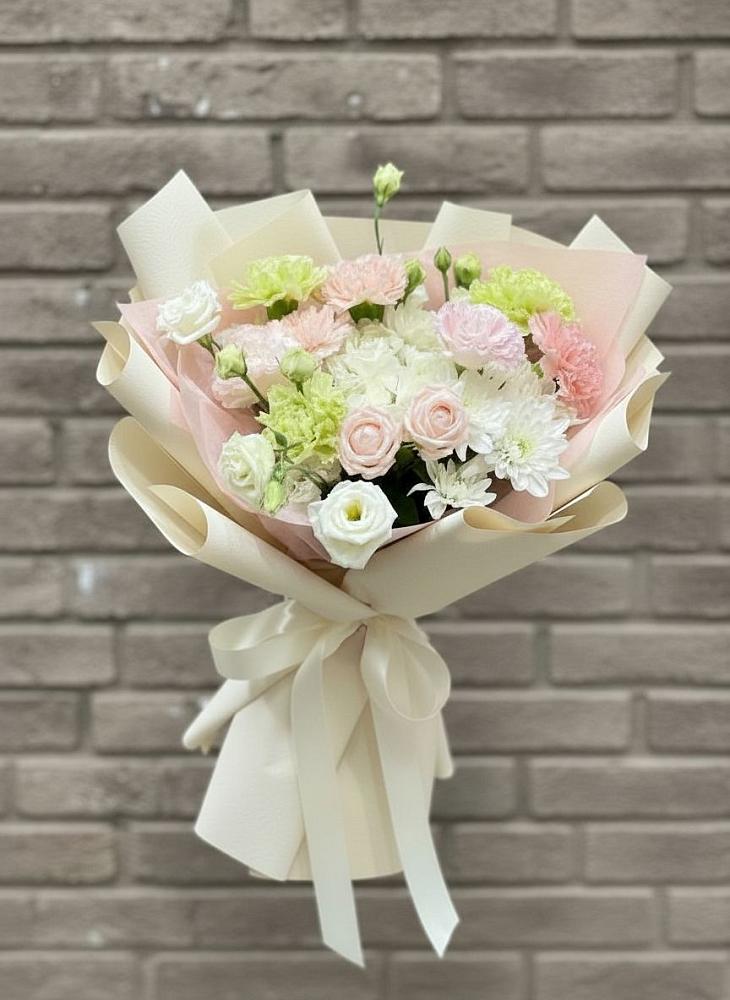 Букет цветов из: Гвоздики, Розы, Лизиантусы и Хризантемы в Великих Луках