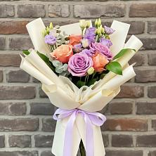 Букет цветов из:  Лизиантусы и Розы в Великих Луках