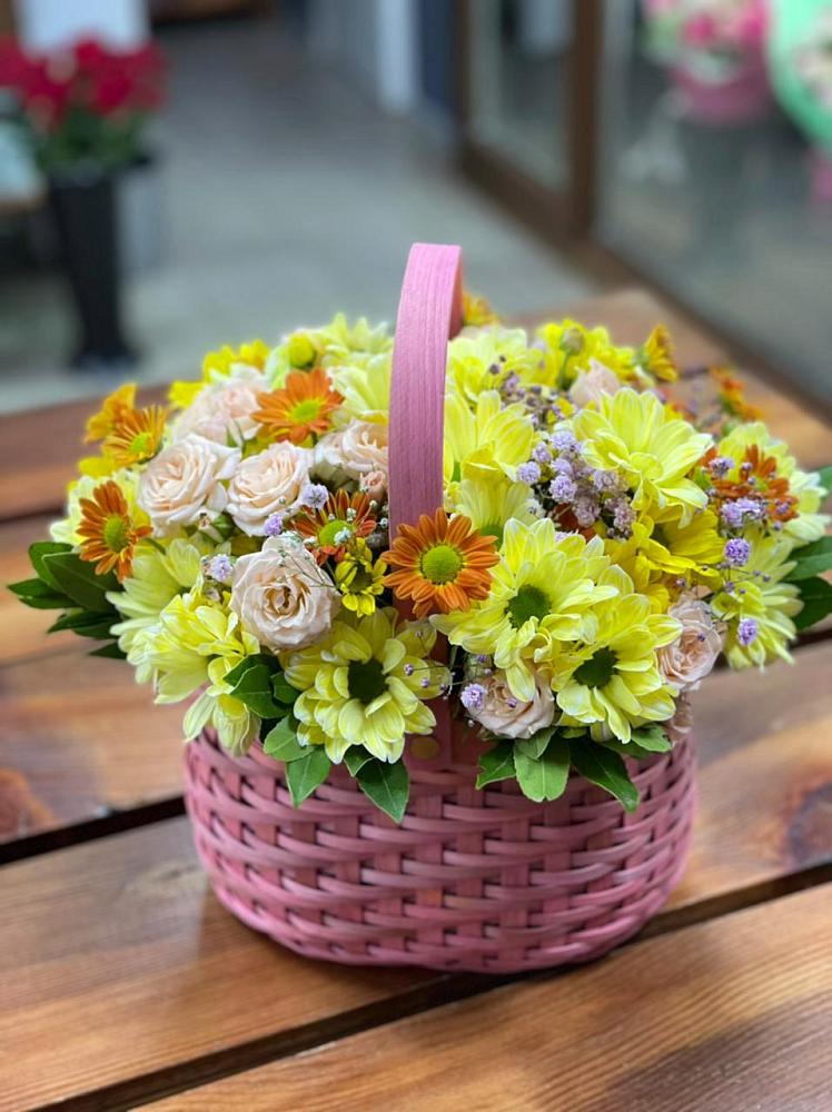 Цветочная композиция из Хризантемы и Розы в корзине в Великих Луках