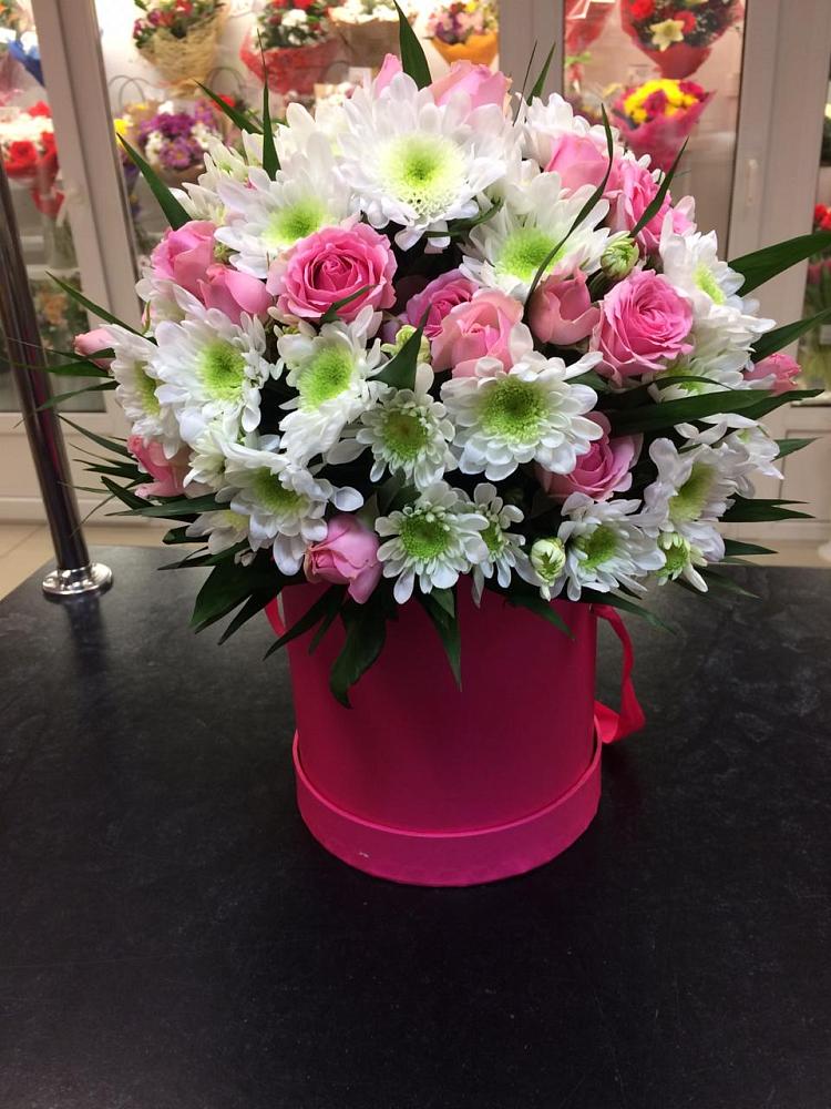 Цветочная композиция из Розы и Хризантемы в шляпной коробке в Великих Луках