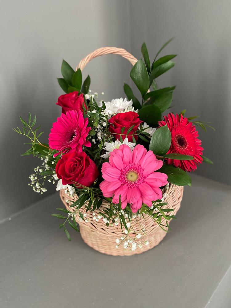 Цветочная композиция из Розы, Хризантемы и Герберы в корзине в Великих Луках