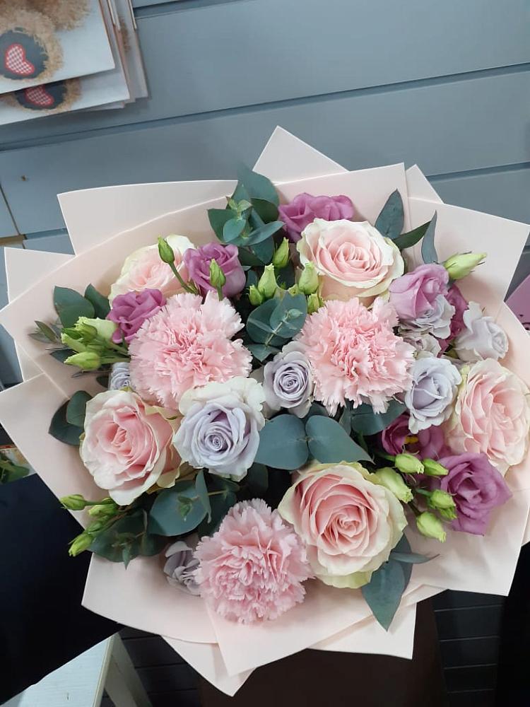 Букет цветов из: Розы, Гвоздики и Лизиантусы в Великих Луках