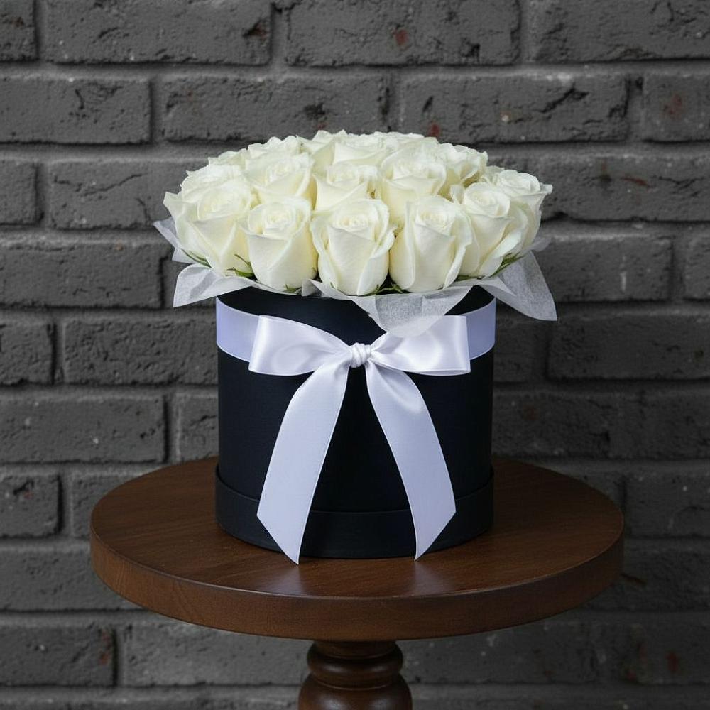 Цветочная композиция из Розы в шляпной коробке в Великих Луках