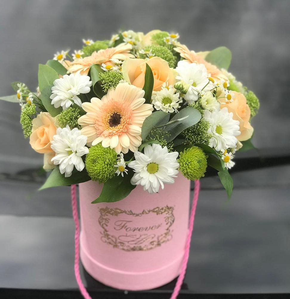 Цветочная композиция из Розы, Герберы и Хризантемы в шляпной коробке в Великих Луках