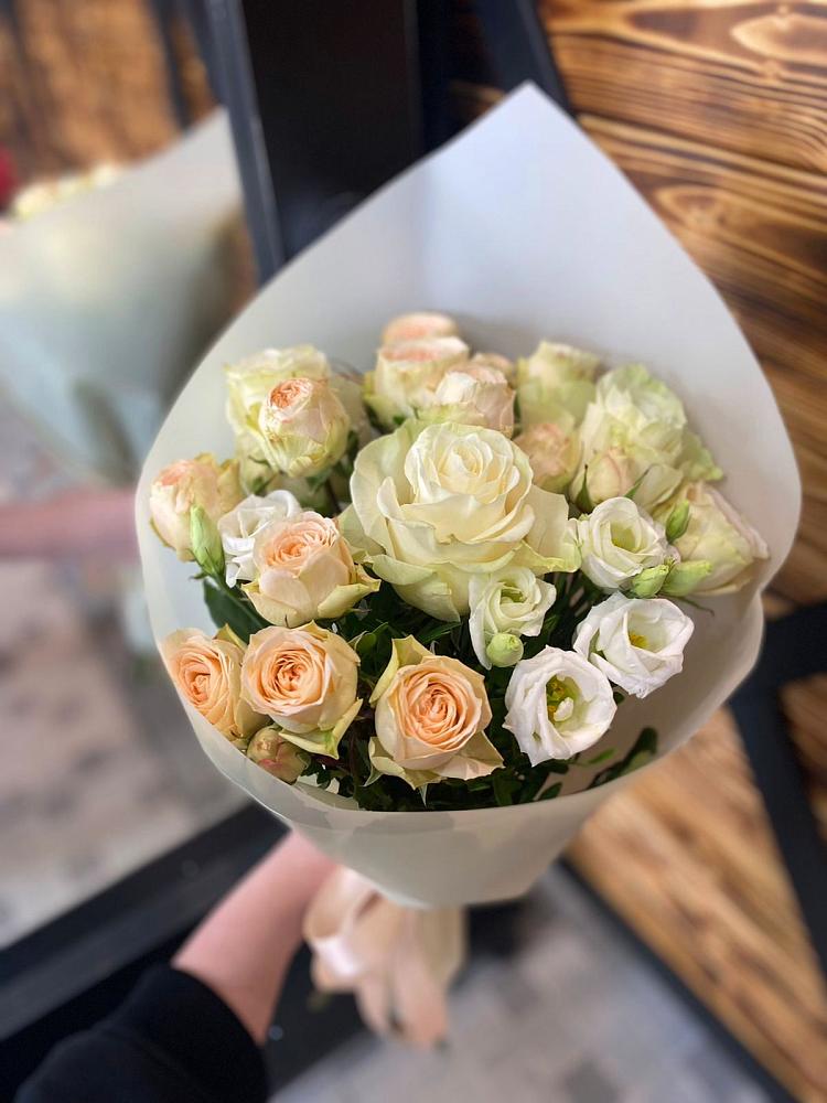 Букет цветов из: Розы и Лизиантусы в Великих Луках