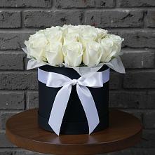 Цветочная композиция из Розы в шляпной коробке в Великих Луках