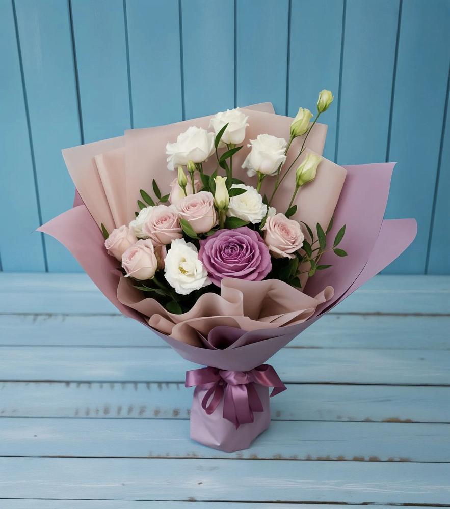 Букет цветов из: Розы и Лизиантусы в Великих Луках